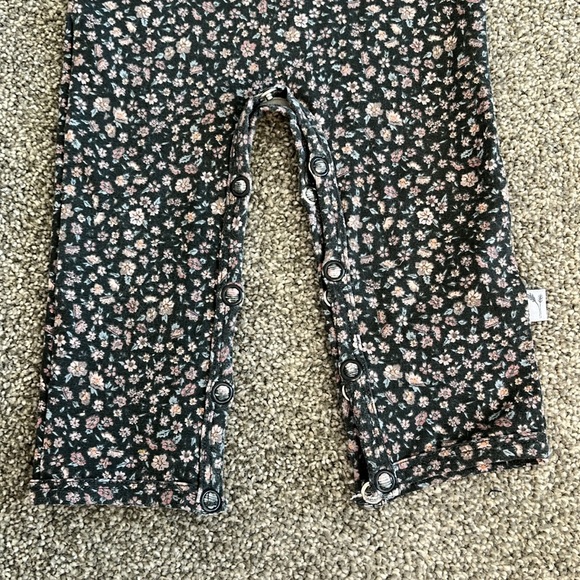 Great condition! WHEAT snug fit jumpsuit with button closure - floral print 6M - Picture 3 of 4